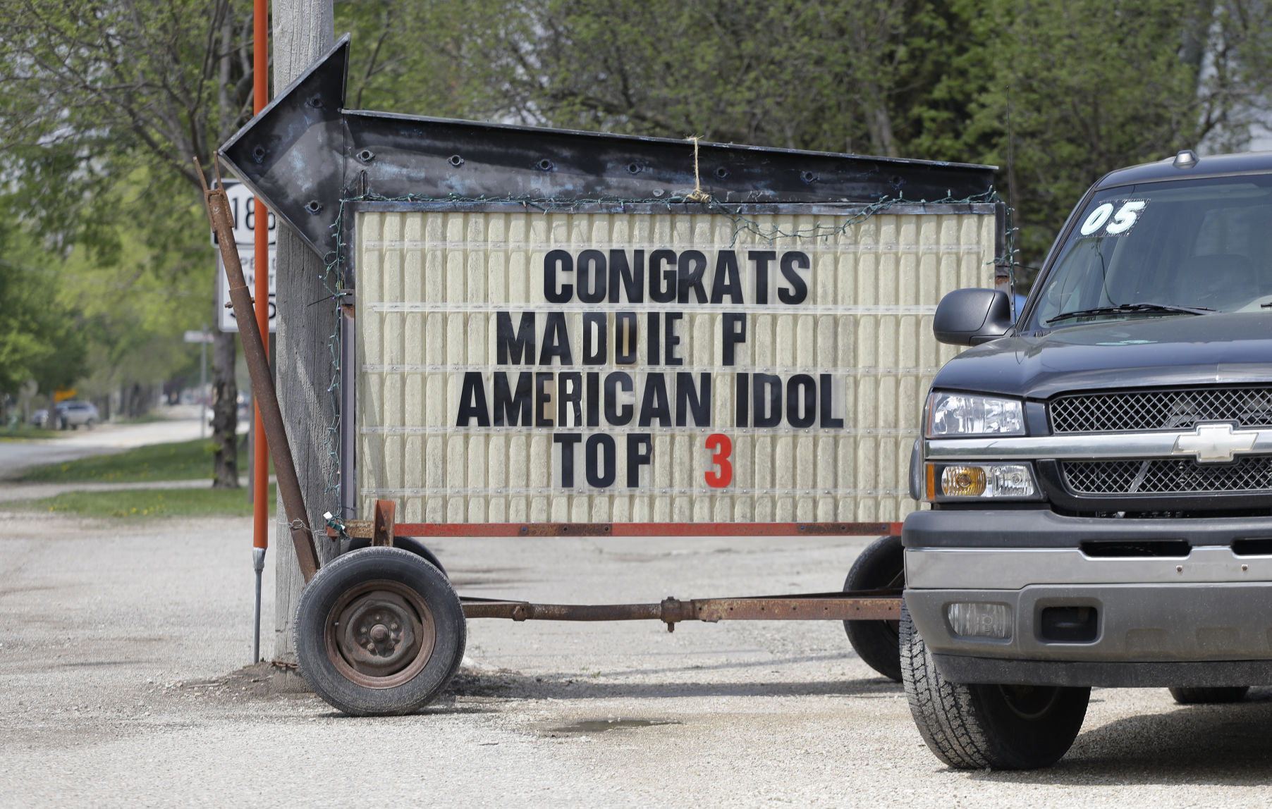 051418mp-Maddie-Poppe-signs-Clarksville-7
